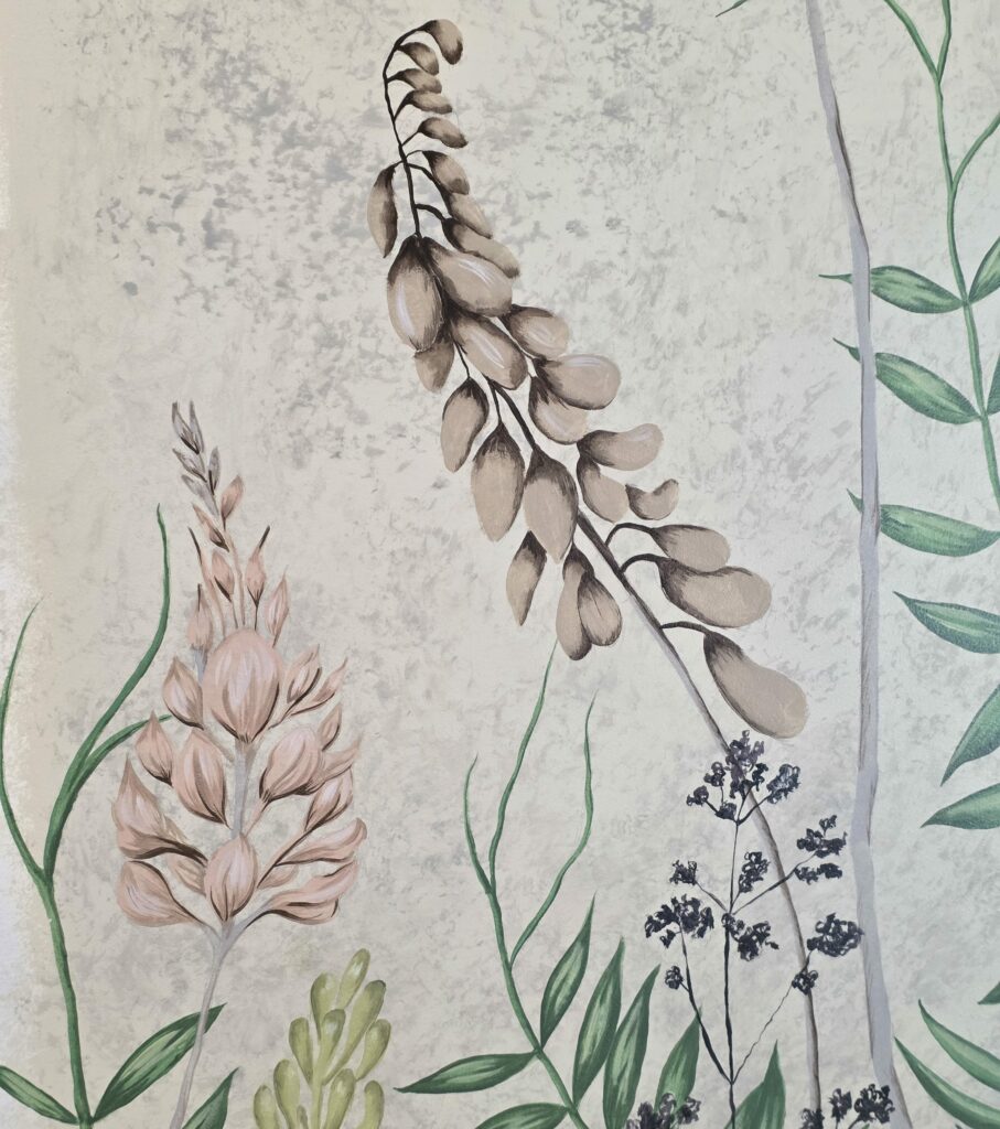 Mes prestations fresque murale végétale peinte à la main, représentant des fleurs sauvages et des feuillages délicats dans des tons naturels.