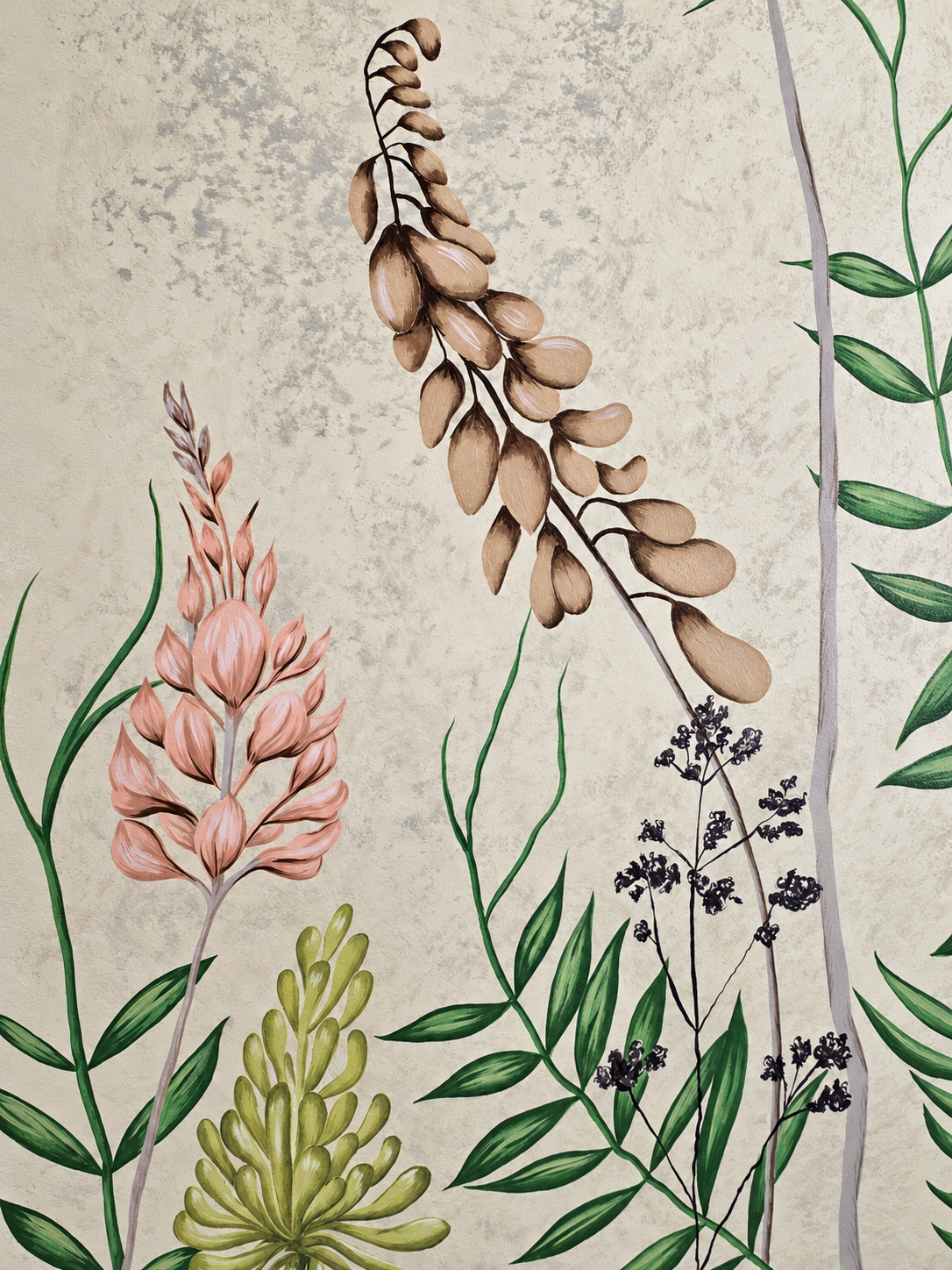 Fresque murale florale peinte à la main par Atelier Sabias, représentant des fleurs sauvages et des feuillages aux teintes douces.